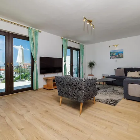 Maksim Apartment